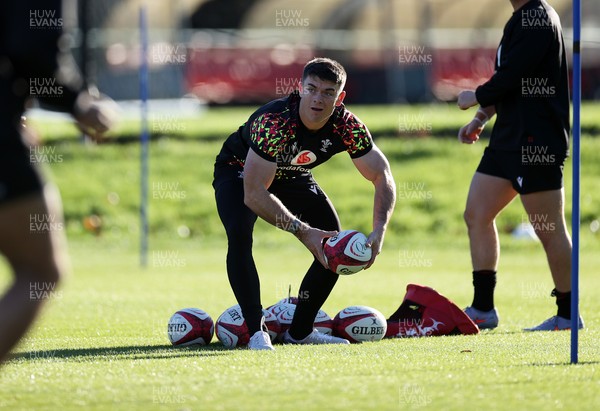251125 - Wales Rugby Training with the Scarlets as they prepare for their game against South Africa - Reuben Morgan-Williams during training