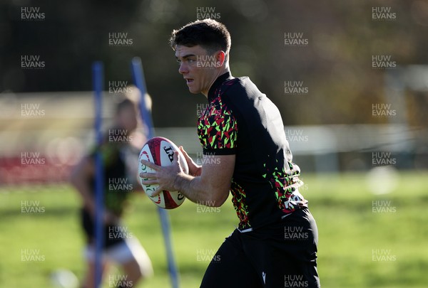 251125 - Wales Rugby Training with the Scarlets as they prepare for their game against South Africa - Reuben Morgan-Williams during training