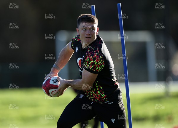 251125 - Wales Rugby Training with the Scarlets as they prepare for their game against South Africa - Reuben Morgan-Williams during training