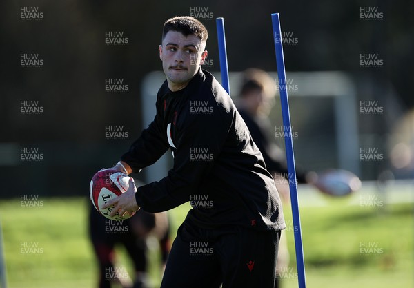 251125 - Wales Rugby Training with the Scarlets as they prepare for their game against South Africa - Joe Roberts during training