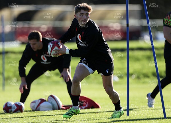 251125 - Wales Rugby Training with the Scarlets as they prepare for their game against South Africa - Dan Edwards during training