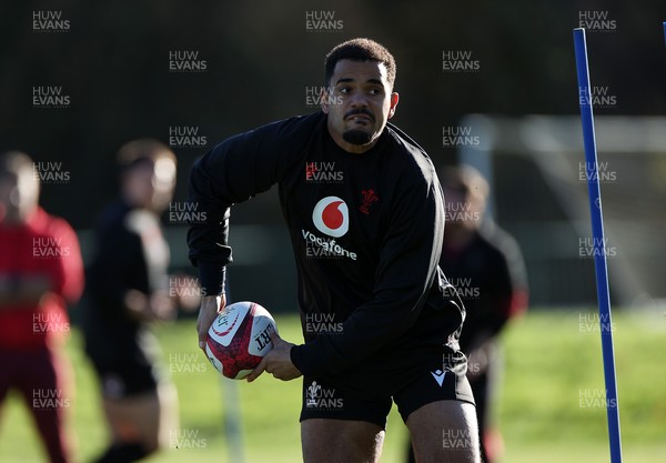 251125 - Wales Rugby Training with the Scarlets as they prepare for their game against South Africa - Ben Thomas during training