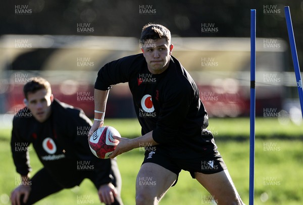 251125 - Wales Rugby Training with the Scarlets as they prepare for their game against South Africa - Callum Sheedy during training