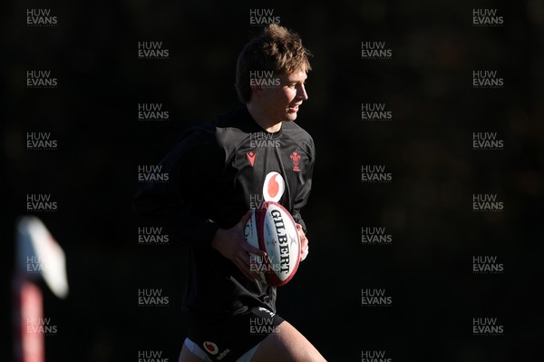 251125 - Wales Rugby Training with the Scarlets as they prepare for their game against South Africa - Ellis Mee during training