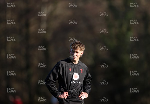 251125 - Wales Rugby Training with the Scarlets as they prepare for their game against South Africa - Ellis Mee during training