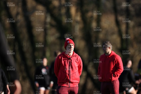 251125 - Wales Rugby Training with the Scarlets as they prepare for their game against South Africa - Steve Tandy, Head Coach during training