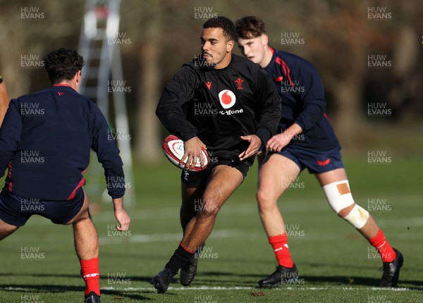 251125 - Wales Rugby Training with the Scarlets as they prepare for their game against South Africa - Ben Thomas during training