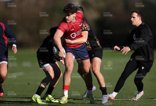 251125 - Wales Rugby Training with the Scarlets as they prepare for their game against South Africa - Eddie James during training
