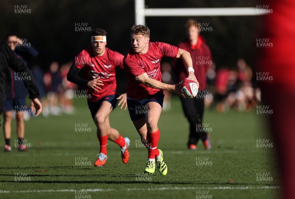 251125 - Wales Rugby Training with the Scarlets as they prepare for their game against South Africa - Sam Costelow during training