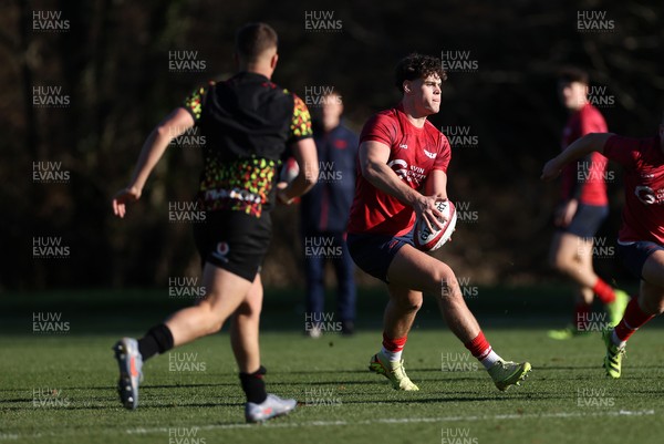251125 - Wales Rugby Training with the Scarlets as they prepare for their game against South Africa - Eddie James during training