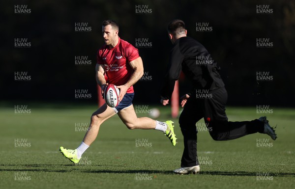 251125 - Wales Rugby Training with the Scarlets as they prepare for their game against South Africa - Gareth Davies during training