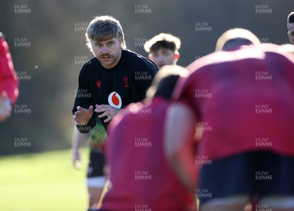251125 - Wales Rugby Training with the Scarlets as they prepare for their game against South Africa - Aaron Wainwright during training