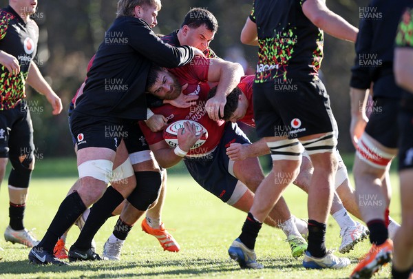 251125 - Wales Rugby Training with the Scarlets as they prepare for their game against South Africa - 