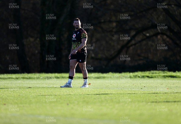 251125 - Wales Rugby Training with the Scarlets as they prepare for their game against South Africa - Gareth Thomas during training