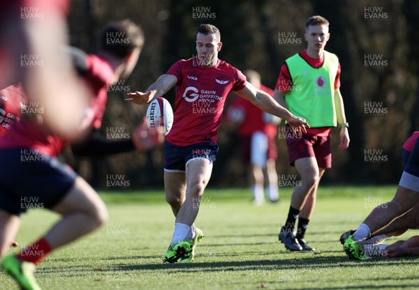 251125 - Wales Rugby Training with the Scarlets as they prepare for their game against South Africa - Gareth Davies during training
