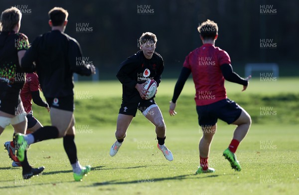 251125 - Wales Rugby Training with the Scarlets as they prepare for their game against South Africa - Ellis Mee during training