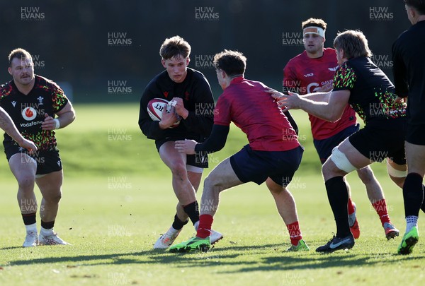 251125 - Wales Rugby Training with the Scarlets as they prepare for their game against South Africa - Ellis Mee during training