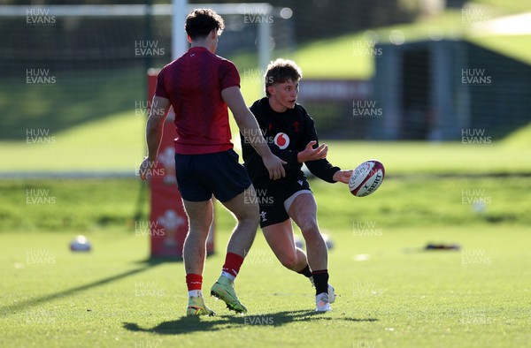 251125 - Wales Rugby Training with the Scarlets as they prepare for their game against South Africa - Ellis Mee during training