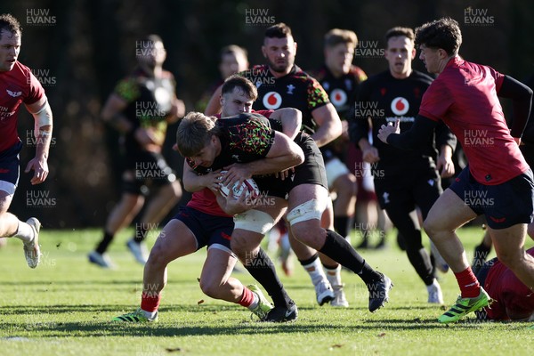 251125 - Wales Rugby Training with the Scarlets as they prepare for their game against South Africa - Aaron Wainwright during training