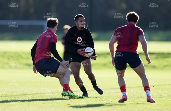 251125 - Wales Rugby Training with the Scarlets as they prepare for their game against South Africa - Ben Thomas during training