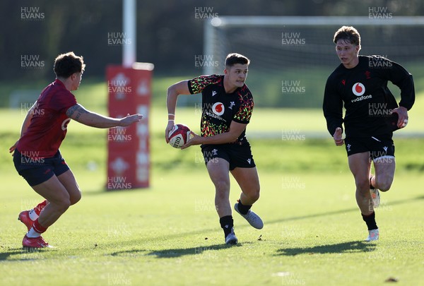 251125 - Wales Rugby Training with the Scarlets as they prepare for their game against South Africa - Callum Sheedy during training