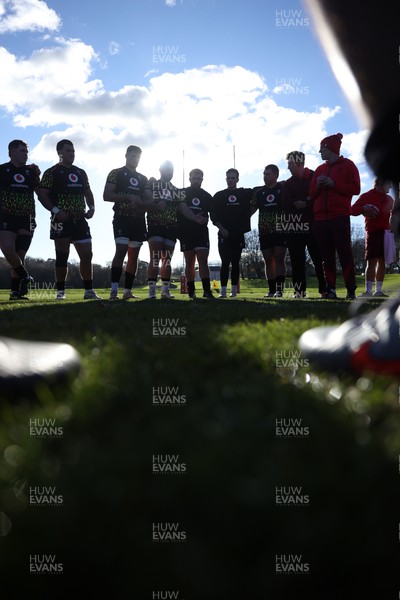 251125 - Wales Rugby Training with the Scarlets as they prepare for their game against South Africa - Wales team huddle