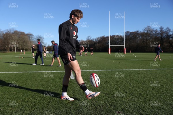 251125 - Wales Rugby Training with the Scarlets as they prepare for their game against South Africa - Ellis Mee during training