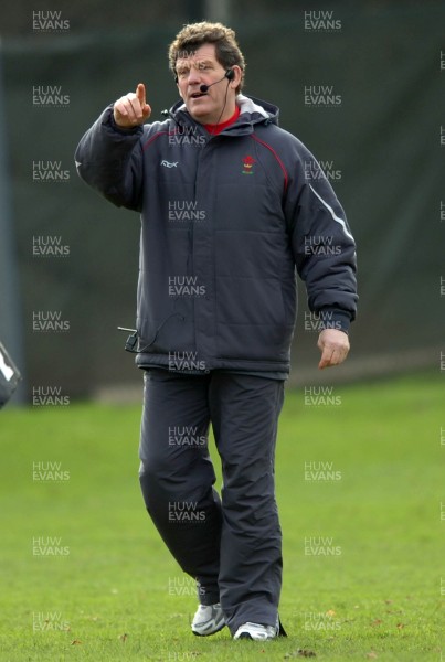260107 - Wales Rugby Training - Wales Coach, Gareth Jenkins makes a point during training 