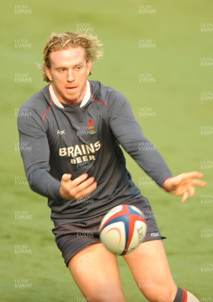 26.02.08 - Wales Rugby Training - Alix Popham during training 
