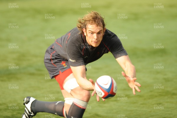 26.02.08 - Wales Rugby Training - Alun Wyn Jones during training 