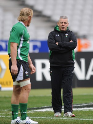 26.02.09 - Wales Rugby Training - Wales head coach, Warren Gatland talks to Andy Powell during training. 