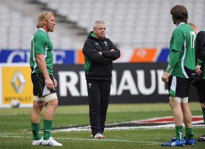 26.02.09 - Wales Rugby Training - Wales head coach, Warren Gatland talks to Andy Powell and Ryan Jones during training. 