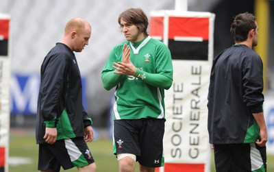 26.02.09 - Wales Rugby Training - Ryan Jones makes a point during training. 