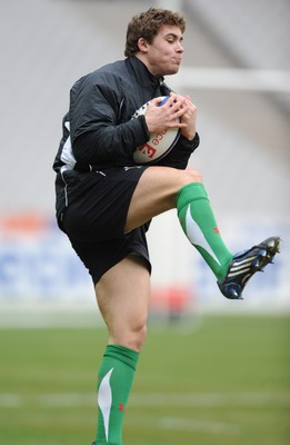 26.02.09 - Wales Rugby Training - Leigh Halfpenny during training. 