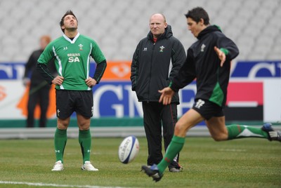 26.02.09 - Wales Rugby Training - Gavin Henson looks on with kicking coach, Neil Jenkins during training. 