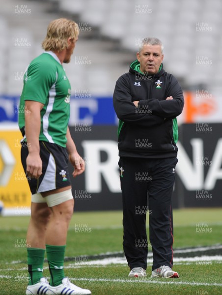 26.02.09 - Wales Rugby Training - Wales head coach, Warren Gatland talks to Andy Powell during training. 