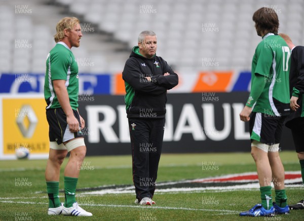26.02.09 - Wales Rugby Training - Wales head coach, Warren Gatland talks to Andy Powell and Ryan Jones during training. 