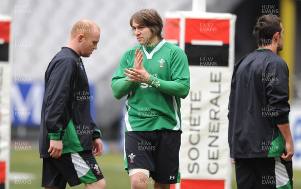 26.02.09 - Wales Rugby Training - Ryan Jones makes a point during training. 
