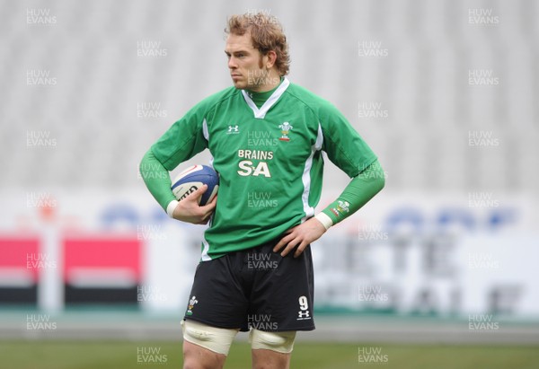 26.02.09 - Wales Rugby Training - Alun Wyn Jones during training. 