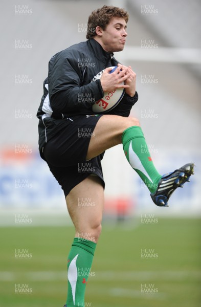 26.02.09 - Wales Rugby Training - Leigh Halfpenny during training. 