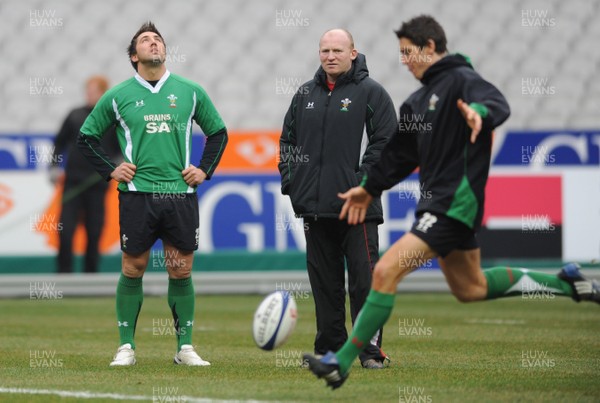 26.02.09 - Wales Rugby Training - Gavin Henson looks on with kicking coach, Neil Jenkins during training. 