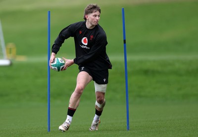 260226 - Wales Rugby Training - Ellis Mee during training