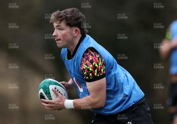 260226 - Wales Rugby Training - Dan Edwards during training