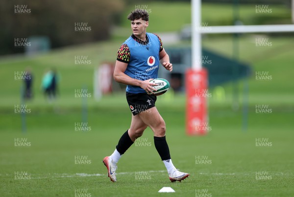 260226 - Wales Rugby Training - Eddie James during training