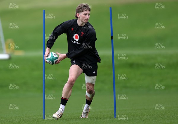 260226 - Wales Rugby Training - Ellis Mee during training