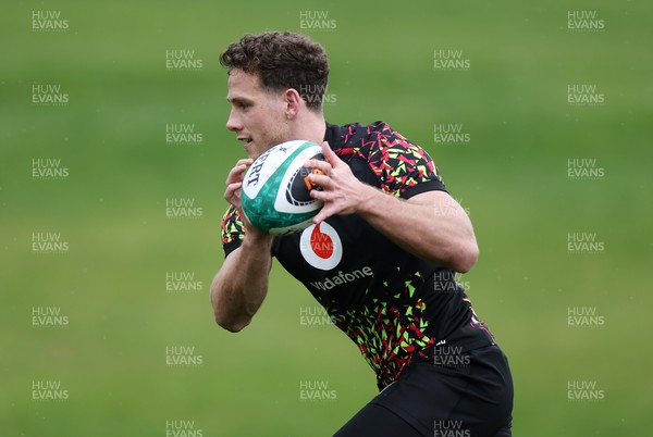 260226 - Wales Rugby Training - Kieran Hardy during training