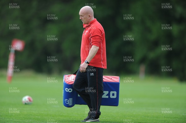 26.05.10 - Wales Rugby Training and Press Conference - Wales defence coach Shaun Edwards during training. 