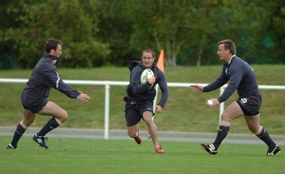 26.09.07 - Wales Rugby World Cup Training - Shane Williams takes on Matthew Rees(R) and Mark Jones during training 
