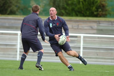 26.09.07 - Wales Rugby World Cup Training - Gareth Thomas takes on Dwayne Peel during training 