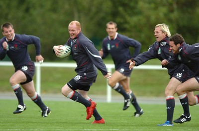 26.09.07 - Wales Rugby World Cup Training - Martyn Williams beats Alix Popham and Mark Jones(R) during training 